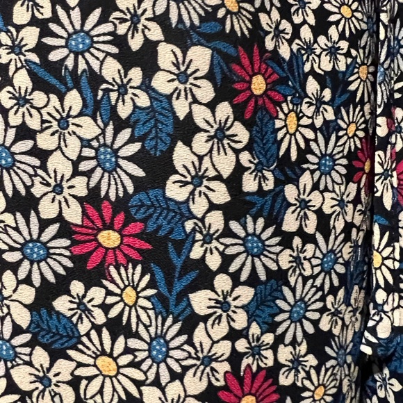 Max Studio Navy/Blue/White/Pink Busy Floral Print Sleeveless Top w/Ruffles - Picture 8 of 15